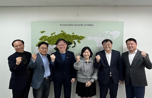 왼쪽부터 딜로이트안진회계법인 윤영원 부대표, GGGI 한국협력팀 류학석 팀장, 이노비즈협회 정광천 회장, 중소벤처기업부 국제통상협력과 박수민 과장, ASEIC 이승찬 사무총장, 솔라위즈 위재성 대표.