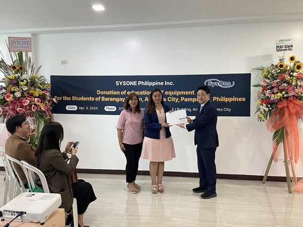 시스원은 필리핀 현지 지사 개소식과 함께 해외 장학사업의 일환으로 필리핀 테이번 지역의 IT 교육 환경 개선을 위해 노트북도 기증했다. 현(現) 테이번 지역의원 크리스타 멀카도(왼쪽 두 번째)와 시스원 이상훈 대표(오른쪽)가 증정식 후 기념사진을 찍고 있다.