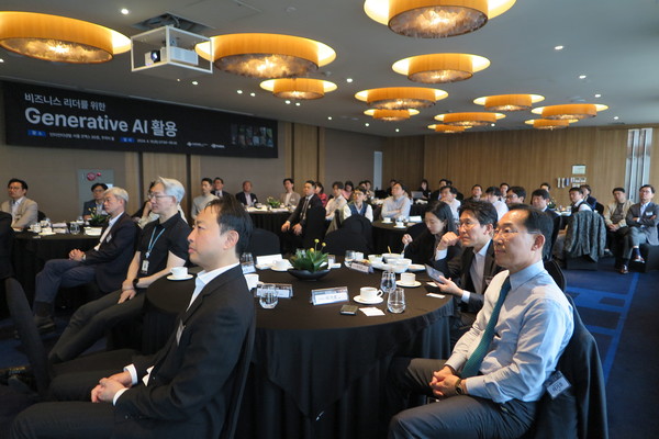 에즈웰플러스는 ‘비즈니스 리더를 위한 Generative AI 활용’이란 주제로 최근 세미나를 개최했다.
