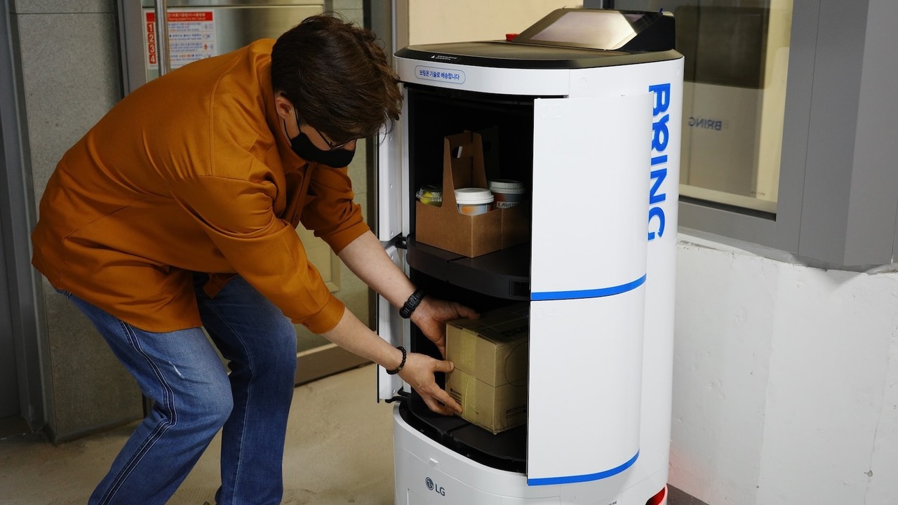  브링 서비스를 이용하기 위해 직원이 배송 로봇에 소포를 싣는 모습 (사진=카카오모빌리티)