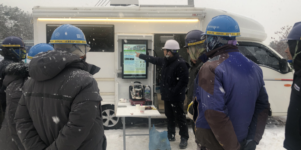 한전KDN 관계자가 전력구 공사 현장 안전지원 차량 모니터를 통해 안전 위해요소에 대한 현장 확인과 안전교육을 실시하고 있다.