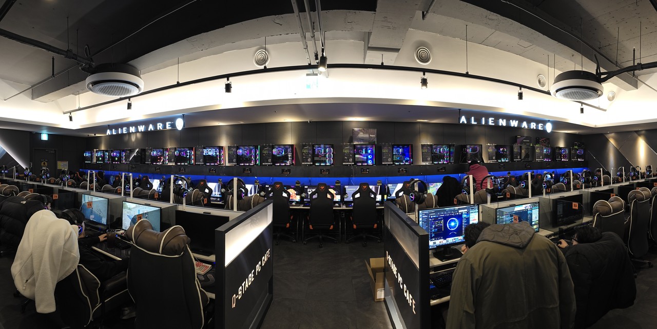 큐-스테이지(Q-Stage)에 마련된 에일리언웨어(Alienware) 존