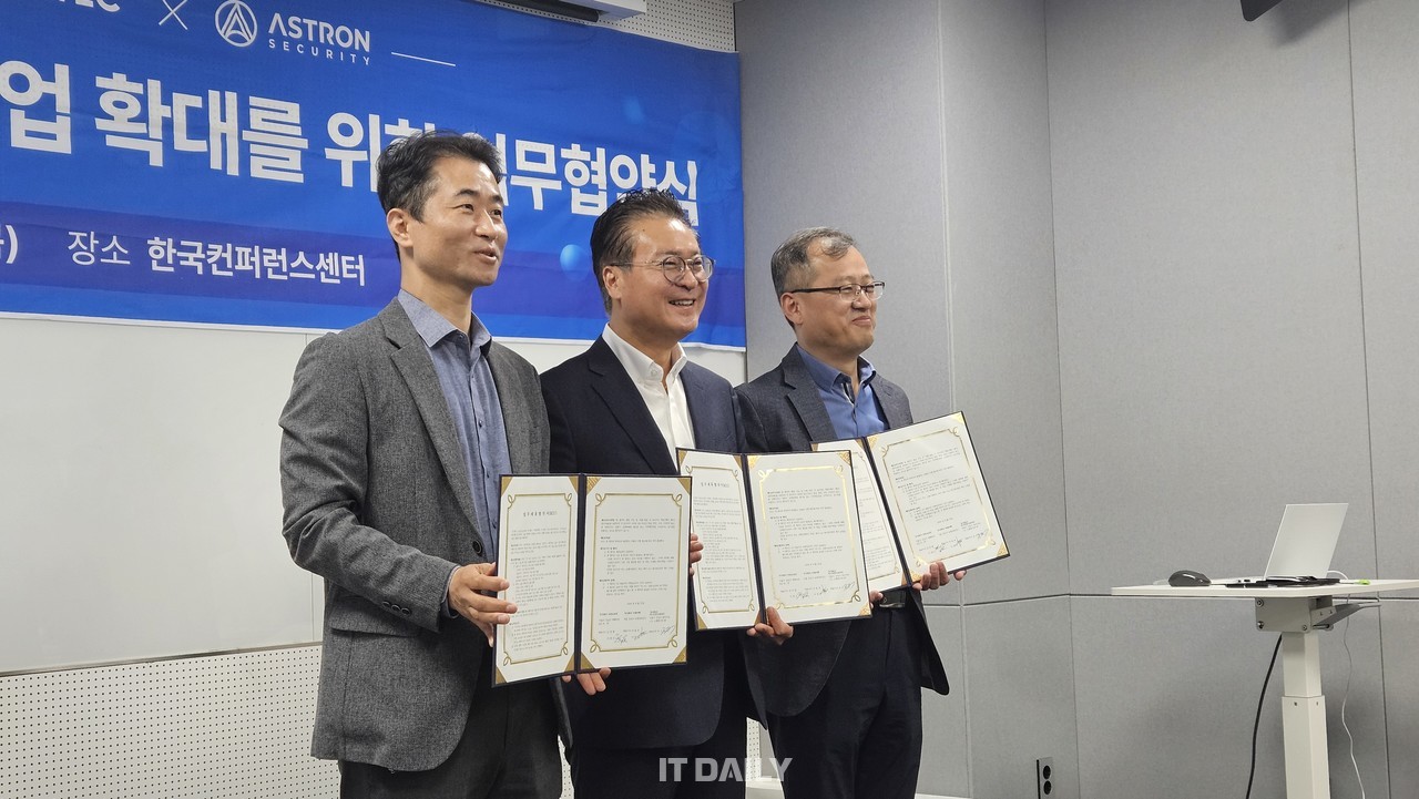 (왼쪽부터) 이데아텍 이정수 대표, 아콘소프트 이영수 대표, 아스트론시큐리티 조근석 대표