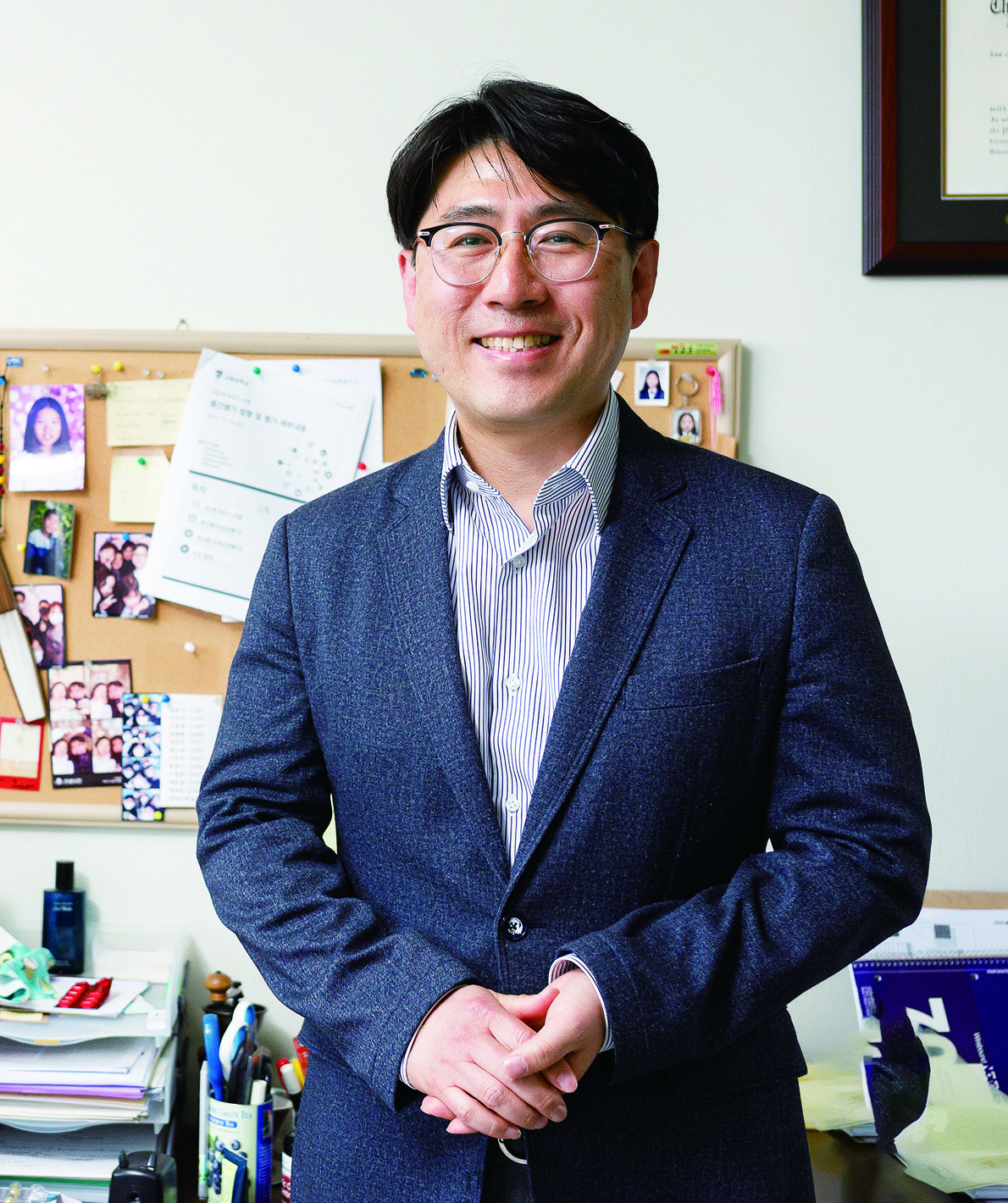 “어릴 적 꿈은 선생님, 지금은 좋은 선생님으로 남는 것” 김성범 교수는 어려서부터 선생님이 되겠다는 꿈을 갖고 있었고, 그 꿈을 이뤘다. 김 교수는 그의 말 한마디와 작은 행동이 학생들의 성장에 큰 도움이 되도록 노력하며 살 계획이라고 한다.