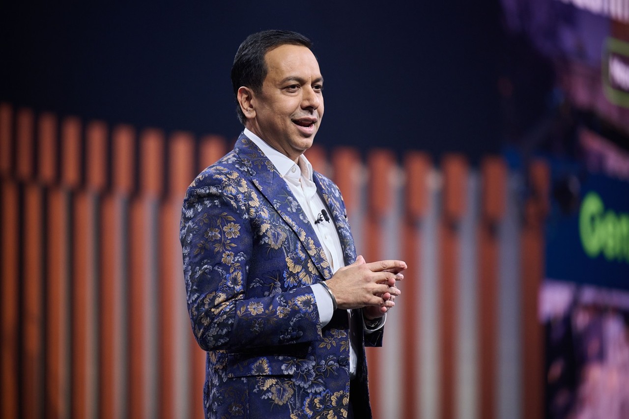 서비스나우 CJ 데사이 최고운영책임자가 K24 기조연설에서 엔비디아와의 파트너십 확대를 발표하고 있다. (사진=서비스나우)