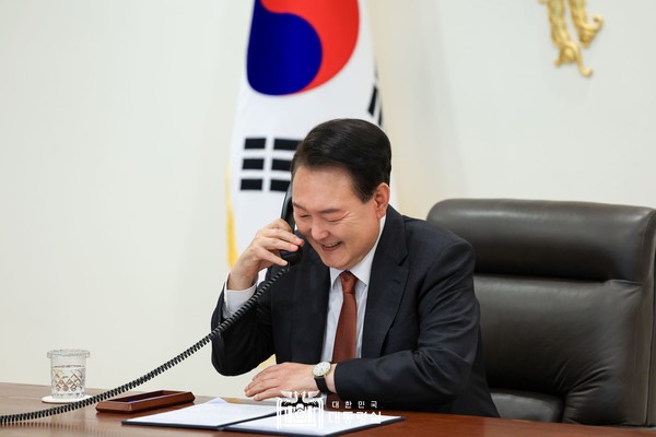 윤석열 대통령이 싱가포르 신임 총리와 전화 통화를 하는 모습. (사진=대통령실)