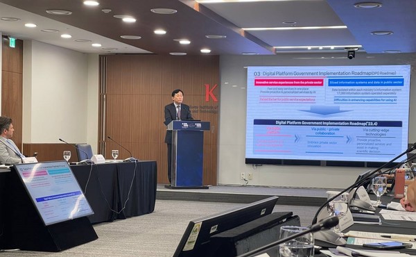 AI 글로벌 포럼 전문가 세션에서 기조연설 중인 디지털플랫폼정부위원회 고진 위원장.