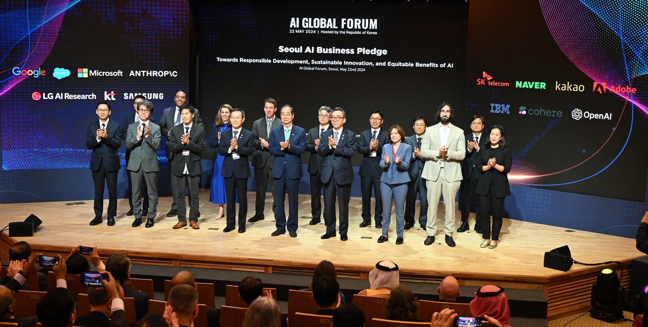 22일 서울 성북구 한국과학기술연구원에서 열린 ‘AI 글로벌 포럼 개회식’에서 한덕수 국무총리, 외교부 조태열 장관, 과학기술정보통신부 이종호 장관, 참여기업 관계자들이 함께 기념 촬영을 하고 있다. (사진=외교부)