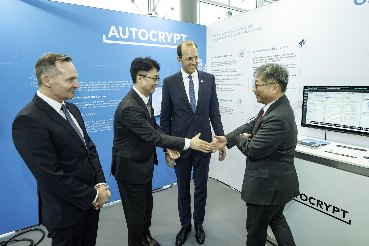 (왼쪽부터) 독일 교통부 볼커 비싱(Volker Wissing) 장관, 아우토크립트 김의석 글로벌사업부문장, 리투아니아 교통통신부 마리우스 스쿠오디스(Marius Skuodis) 장관, ITF 김영태 사무총장이 ITF 행사장 아우토크립트 부스에서 인사를 하고 있다.