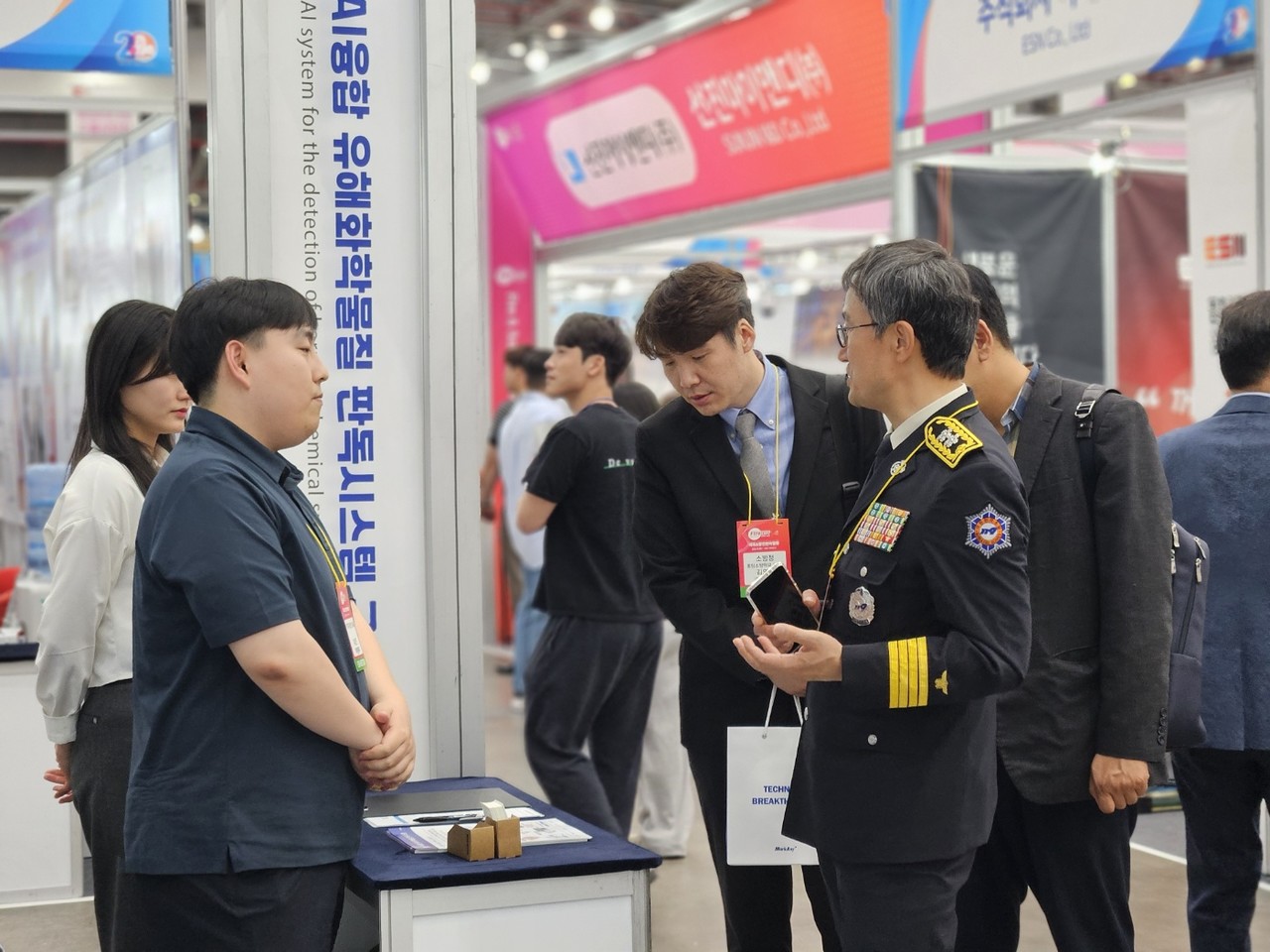 바이브컴퍼니 부스에서 시연을 보고 있는 참여자들의 모습