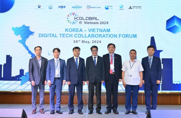 (왼쪽 세 번째부터) 과학기술정보통신부 송상훈 정보통신정책실장, 베트남 응우옌 만 끄엉 과학기술부 남부지방청장, KOSA 조준희 협회장