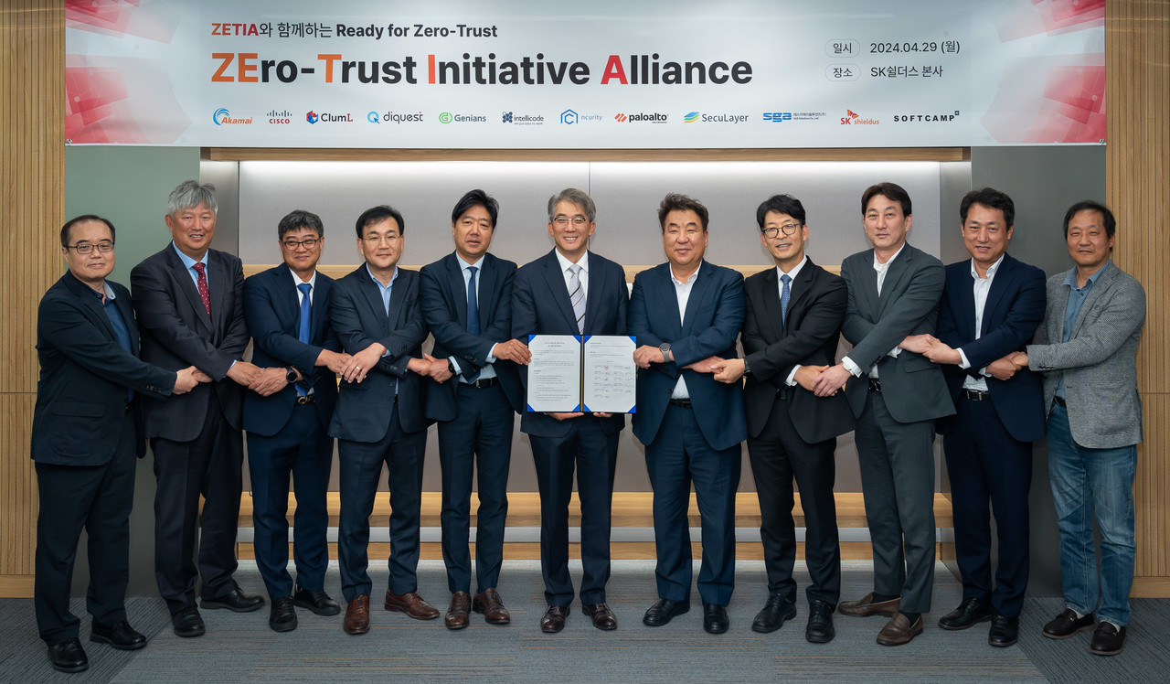 제로 트러스트 구현 활성화를 위한 협의체 ‘ZETIA(ZEro Trust Initiative Alliance; 제티아)’ 발족식 기념사진. (좌측부터) 인텔리코드 황병우 대표, 다이퀘스트 강락근 대표, 시큐레이어 전주호 대표, 클럼엘 유영대 대표, SGA솔루션즈 최영철 대표, SK쉴더스 정보보안사업부 김병무 부사장, 지니언스 이동범 대표, 소프트캠프 배환국 대표, 팔로알토 홍성구 부사장, 시스코 보안사업총괄 황성규 상무, 아카마이 이경준 지사장.