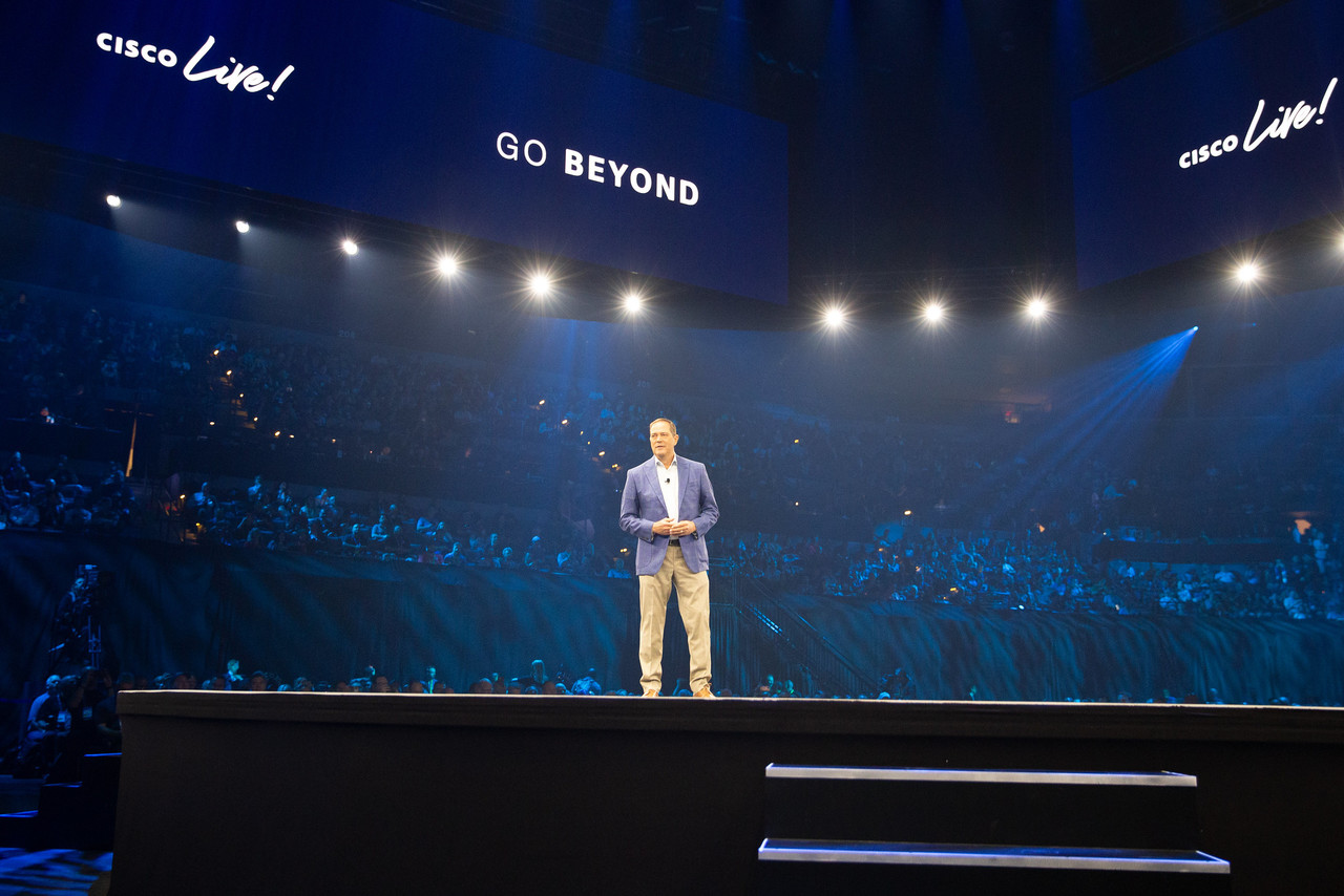 시스코 라이브 2024에서 연설하는 시스코 최고경영자 척 로빈스(Chuck Robbins) 회장