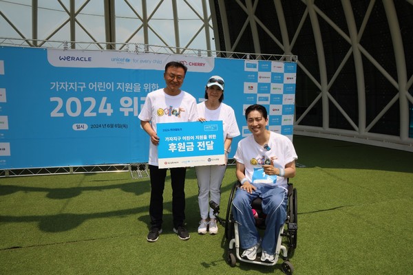 한국렌탈 정동수 CFO가 직접 유니세프 한국위원회에 후원금을 전달, 유니세프 한국위원회 사무총장, 유투버 박위와 기념 사진을 촬영하고 있다. (사진=한국렌탈)