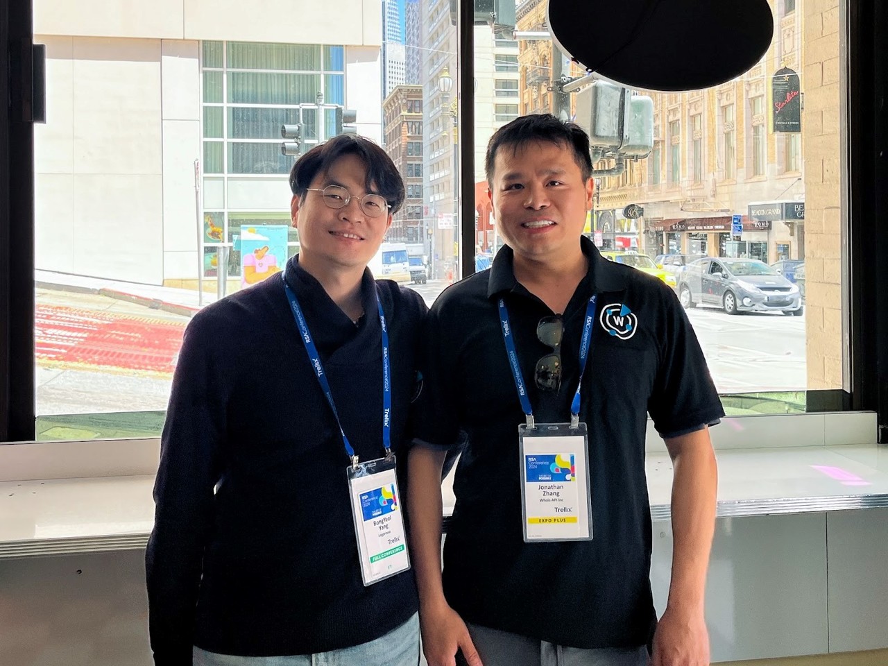 로그프레소 양봉열 대표(왼쪽), 후이즈XML API 조나단 장(Jonathan Zhang) 대표