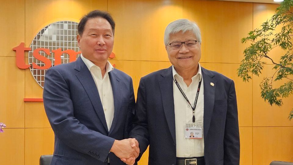 SK그룹 최태원 회장(왼쪽), TSMC 웨이저자 회장