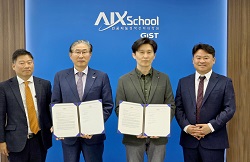 GIST 및 AWS코리아 관계자들이 기념사진을 촬영한 모습. 왼쪽부터 AWS코리아 이진남 교육사업 총괄, GIST 임기철 총장, AWS코리아 윤정원 대표(공공부문), GIST 김준하 AI정책전략대학원장. 