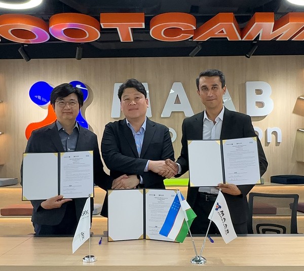 와이즈스톤티는 MAAB 이노베이션과 MOU를 체결하고 우즈베키스탄에 진출한다. 협약식 후 김인석 와이즈스톤티 대표(중앙)와 셰르조드 이브라가모프 MAAB 대표(오른쪽)가 기념사진을 찍고 있다.