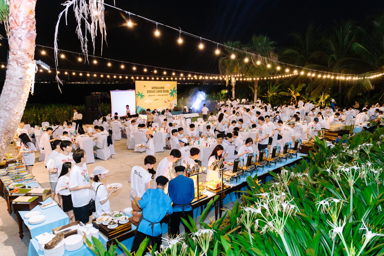 피앤피시큐어 임직원들이 2024년 나트랑 해외 워크숍에서 화합의 밤 행사를 즐기고 있다. (사진=피앤피시큐어)