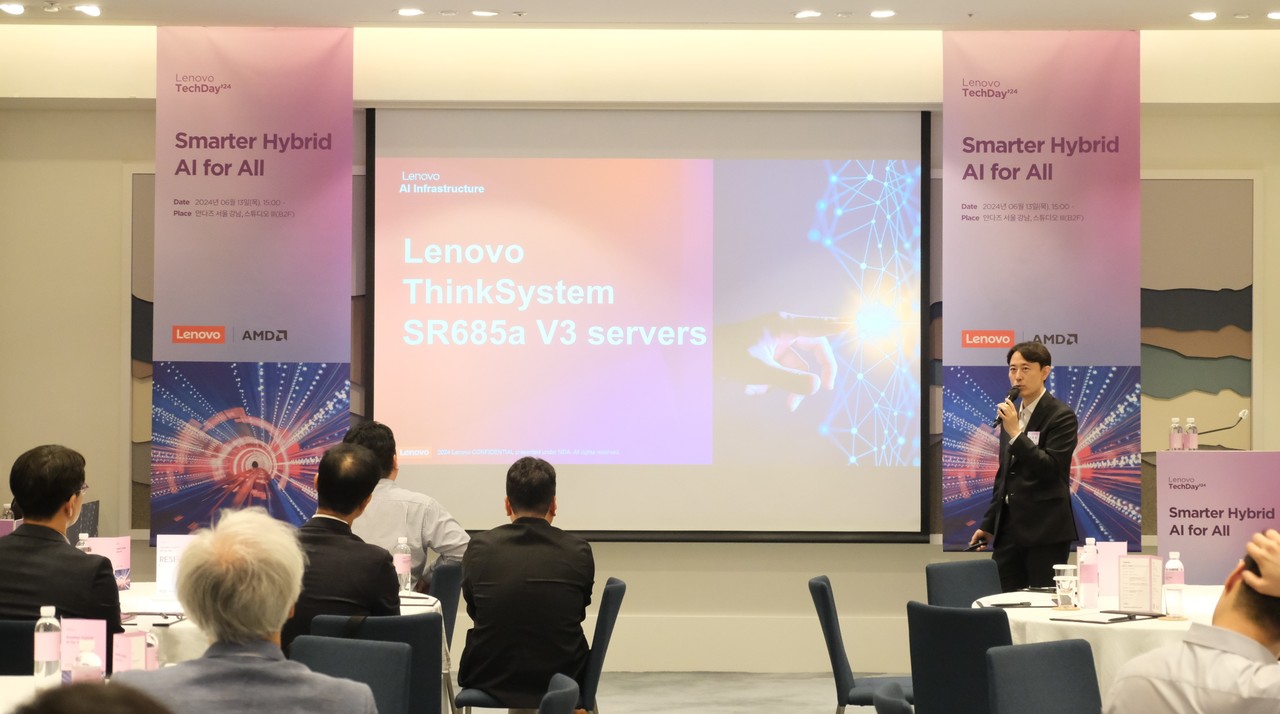 레노버 글로벌 테크놀로지 코리아 김평욱 상무가 ‘씽크시스템 SR685a V3’을 소개하고 있다.