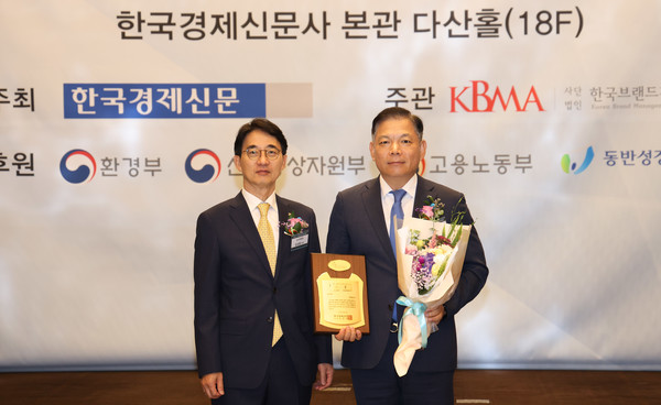 2024 사회공헌기업대상 ESG부문 대상. 정수옥 한전KDN 기획관리본부장, 사진 오른쪽.