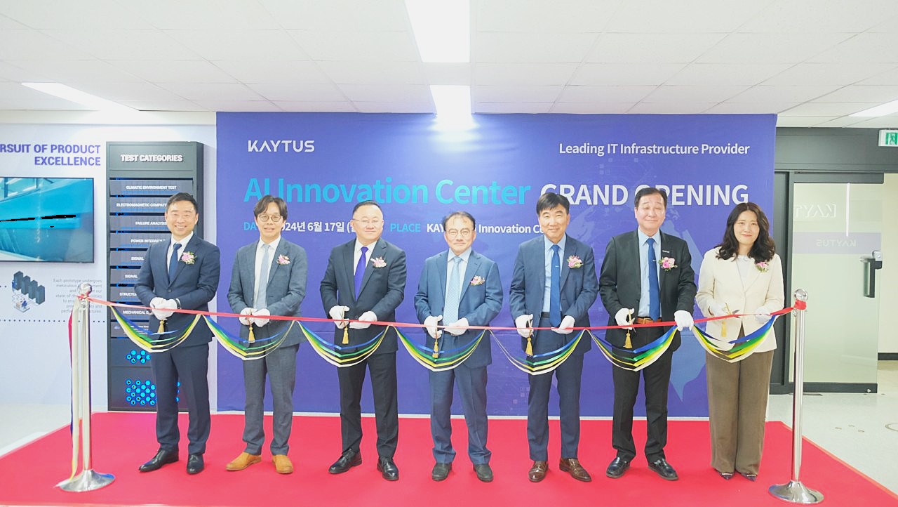 지난 17일 열린 케이투스 코리아 혁신 센터 개소식에서 리본 커팅 세리머니를 하는 케이투스 임원진 및 파트너사 대표