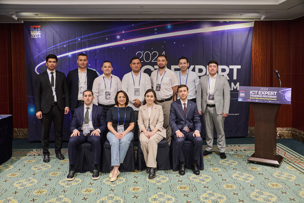 우즈베키스탄 정보통신전문가 초청연수 ‘스마트제조 과정’에서 참가자들이 기념사진을 촬영하고 있다.