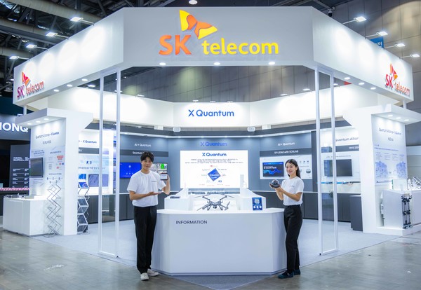  ‘퀀텀 코리아’에서 SKT 구성원과 모델이 SKT 전시관을 소개하는 모습.