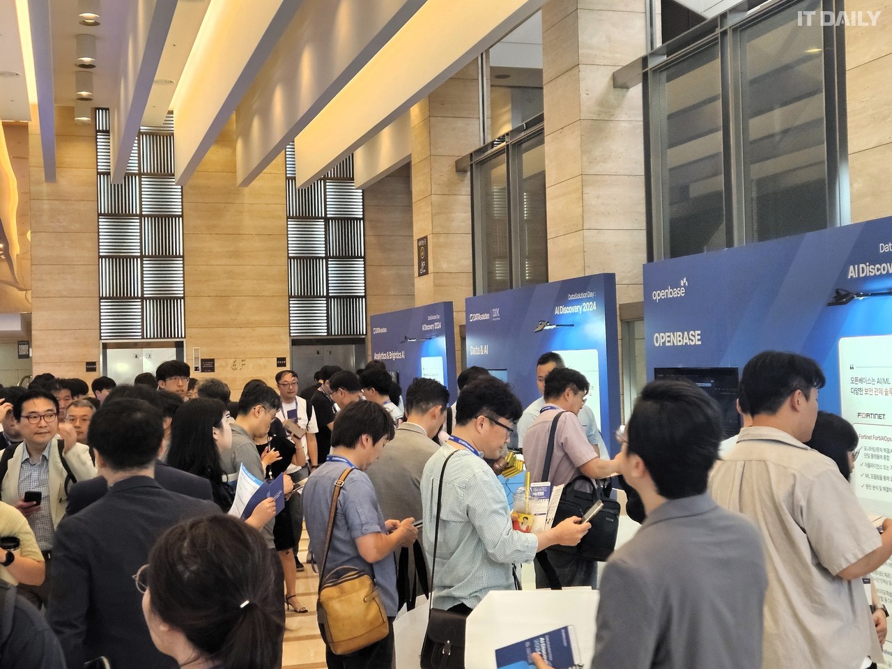 ‘데이타솔루션 데이: AI 디스커버리 2024’ 전시 부스 현장