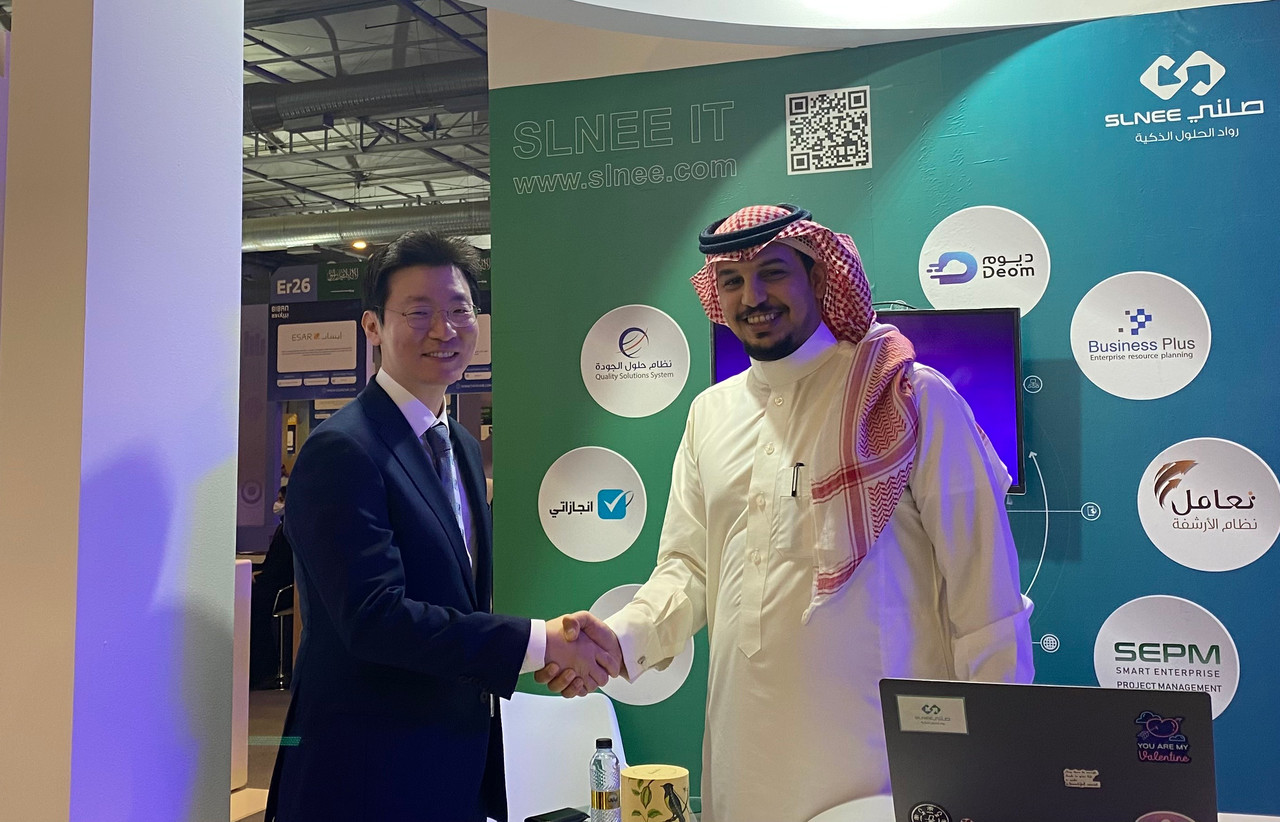 시큐레터 임차성 대표(왼쪽)가 사우디아라비아 IT 전문 기업 SLNEE IT의 마제드 알카바니 대표와 협력을 약속하며 악수하고 있다.