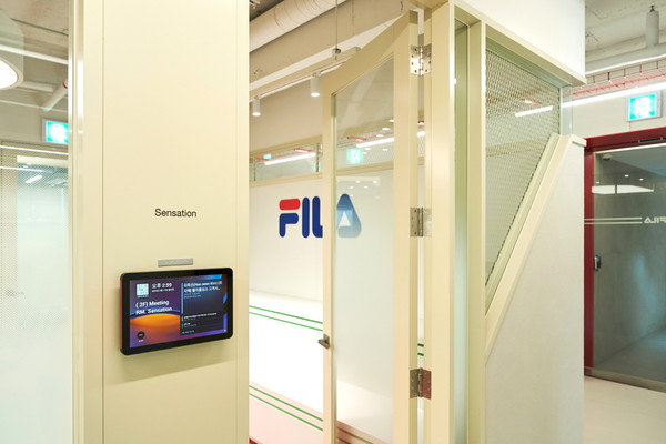 휠라 본사 회의실에 설치된 로지텍의 스마트 워크플레이스 솔루션.