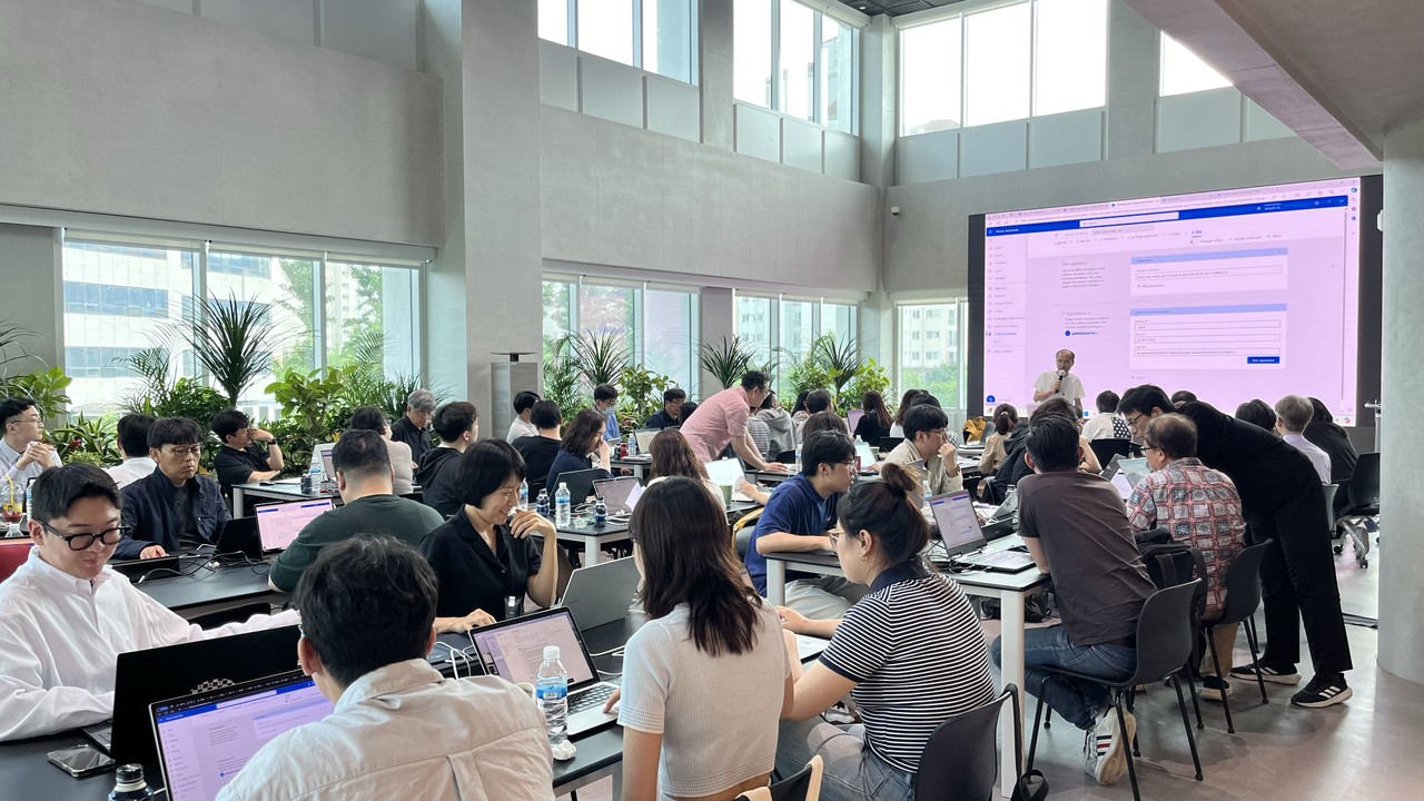 서울 AI 허브와 마이크로소프트가 ‘생성형 AI 활용’을 주제로 진행한 공동교육 모습 (사진=서울 AI 허브)