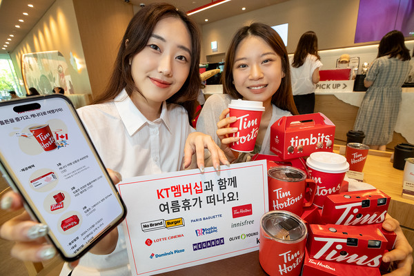 KT 모델들이 광화문에 위치한 카페 ‘팀홀튼’에서 KT 멤버십으로 받은 무료 커피를 즐기고 있다.