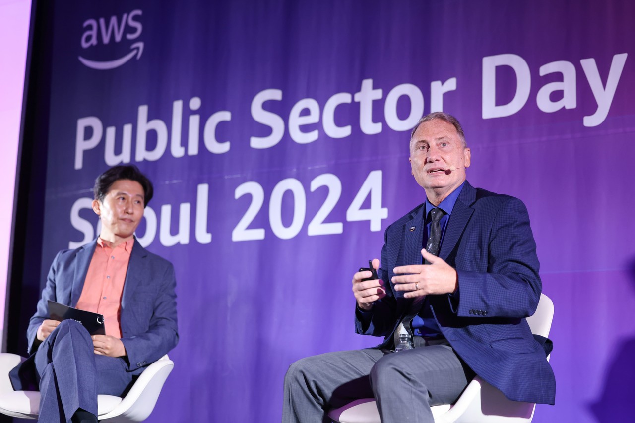 AWS코리아 윤정원 공공부문 대표(왼쪽), AWS 클린트 크로시어(Clinton E. Crosier) 항공우주·위성사업부 총괄