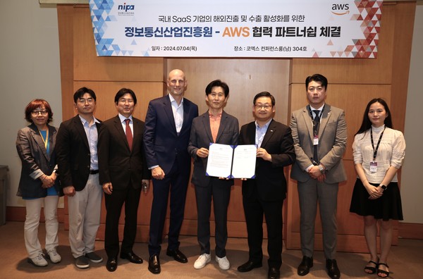 업무협약 체결식 사진. 왼쪽 세 번째부터 김영훈 AWS 대외협력 총괄, 존 슬레이펜 AWS 파트너 리더, 윤정원 AWS Korea 공공부문 대표, 허성욱 NIPA 원장.