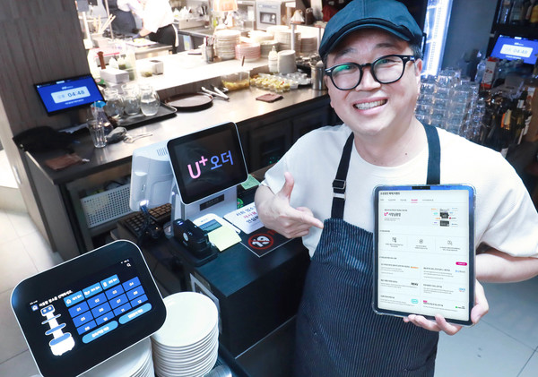 LG유플러스가 소상공인의 매장 경영을 돕는 혜택 패키지 ‘U+사장님광장’에 신규 서비스 4종을 추가했다.