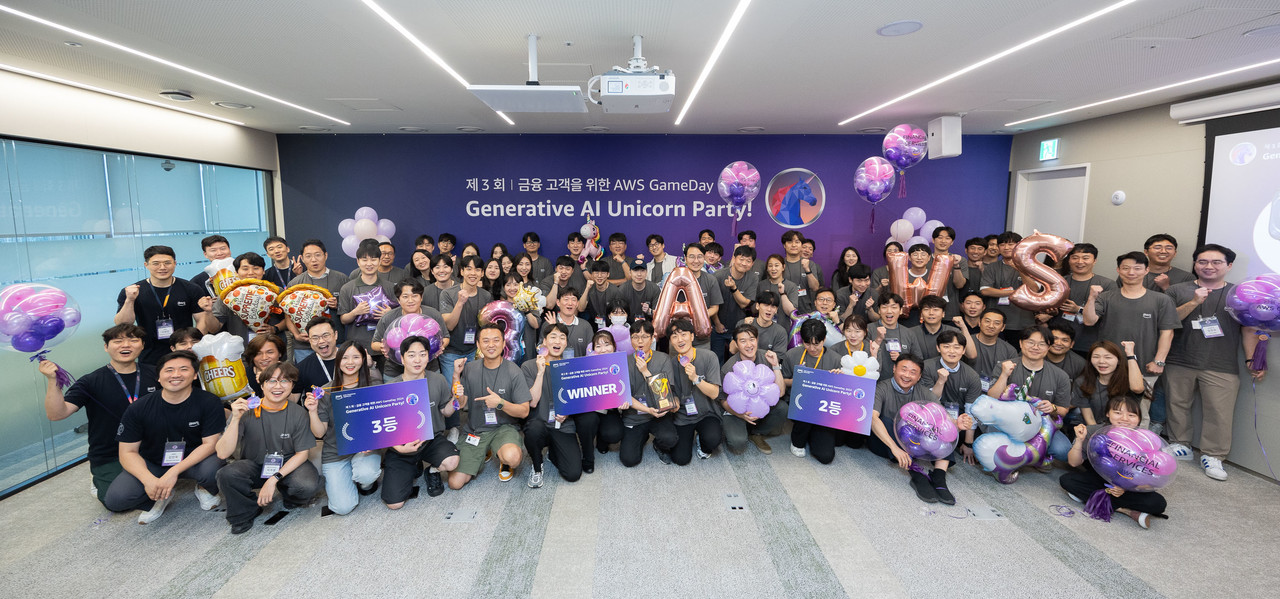 지난 2일 AWS가 개최한 ‘제3회 금융 고객을 위한 AWS 게임데이 2024’ 참가자들이 기념촬영을 하고 있다.