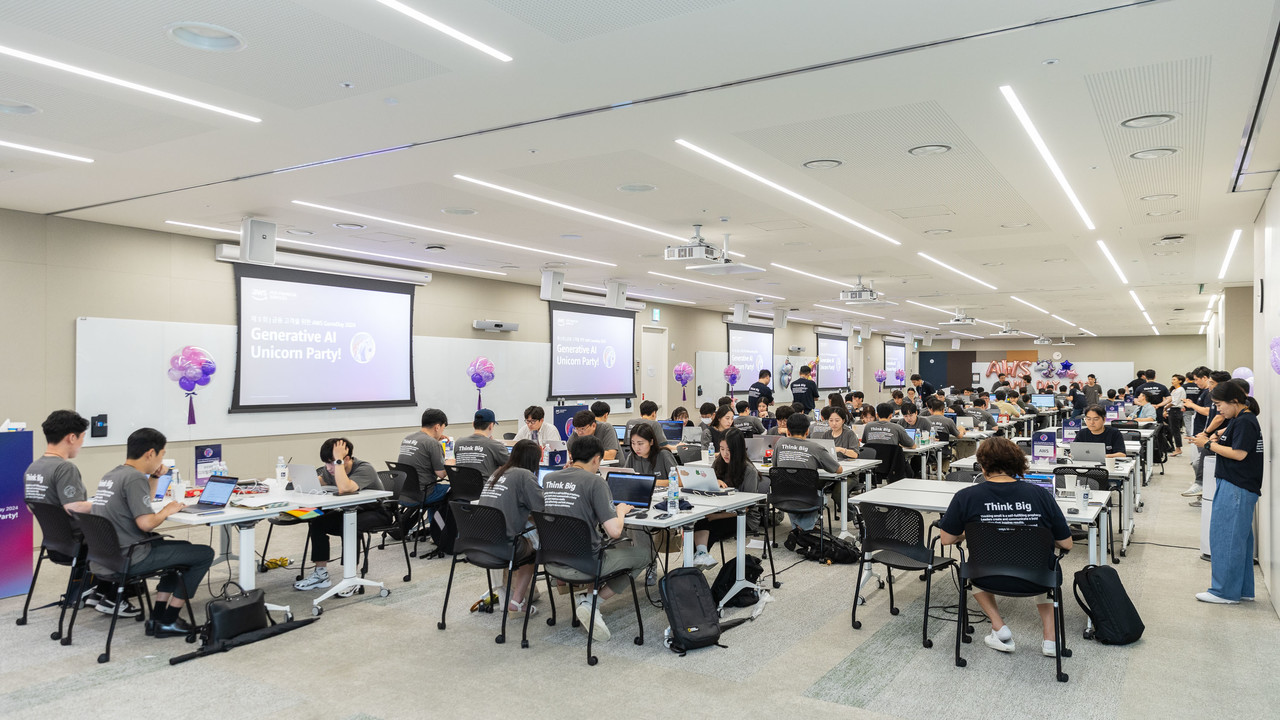 참가자들이 게임데이 미션을 수행하고 있다.