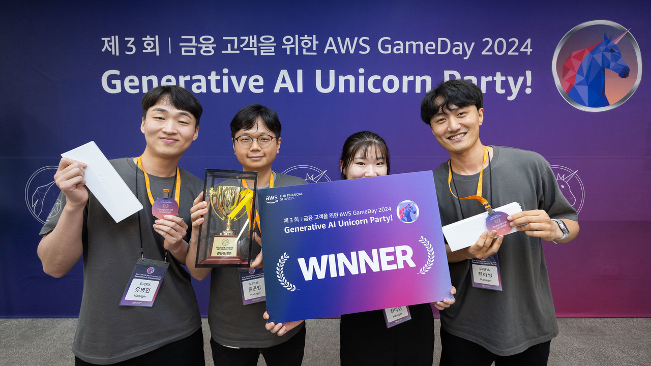 1등 우리FIS 우힘믿팀. (왼쪽부터) 우리FIS 유영민 계장, 우리은행 윤준영 대리, 우리FIS 최다정 계장, 최하성 계장