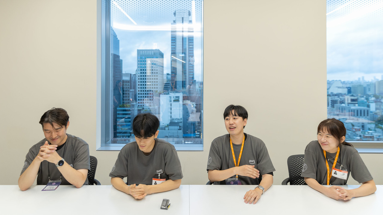 2등 현대카드 AI Kim팀. (왼쪽부터) 현대카드 이달영 시니어매니저, 임성근 어소시에이트, 차경민 어소시에이트, 임소현 어소시에이트