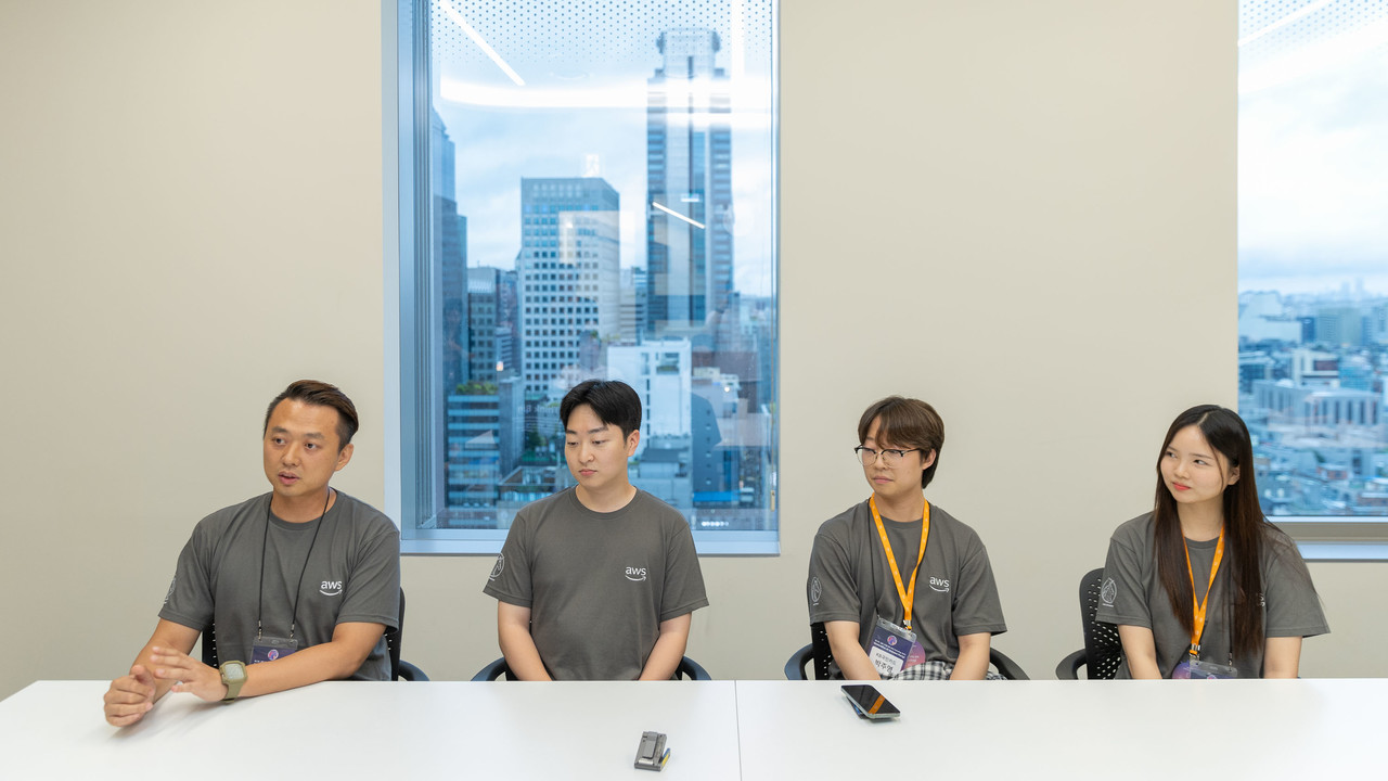 3등 KB국민카드(팀명: 디펜더) (왼쪽부터) 박창용 과장, 홍윤표 계장, 박주영 계장, 이효민 계장