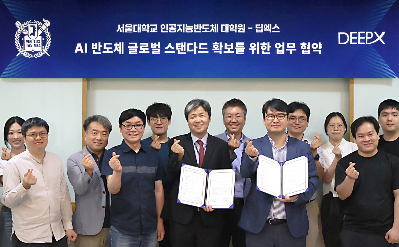 서울대 인공지능반도체 대학원 이혁재 사업단장(가운데 왼쪽)과 딥엑스 김녹원 대표(가운데 오른쪽). 그 외 인공지능반도체 대학원 교수와 박사과정 학생들이 기념촬영을 하고 있다.