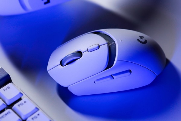 로지텍 G309 무선 게이밍 마우스.