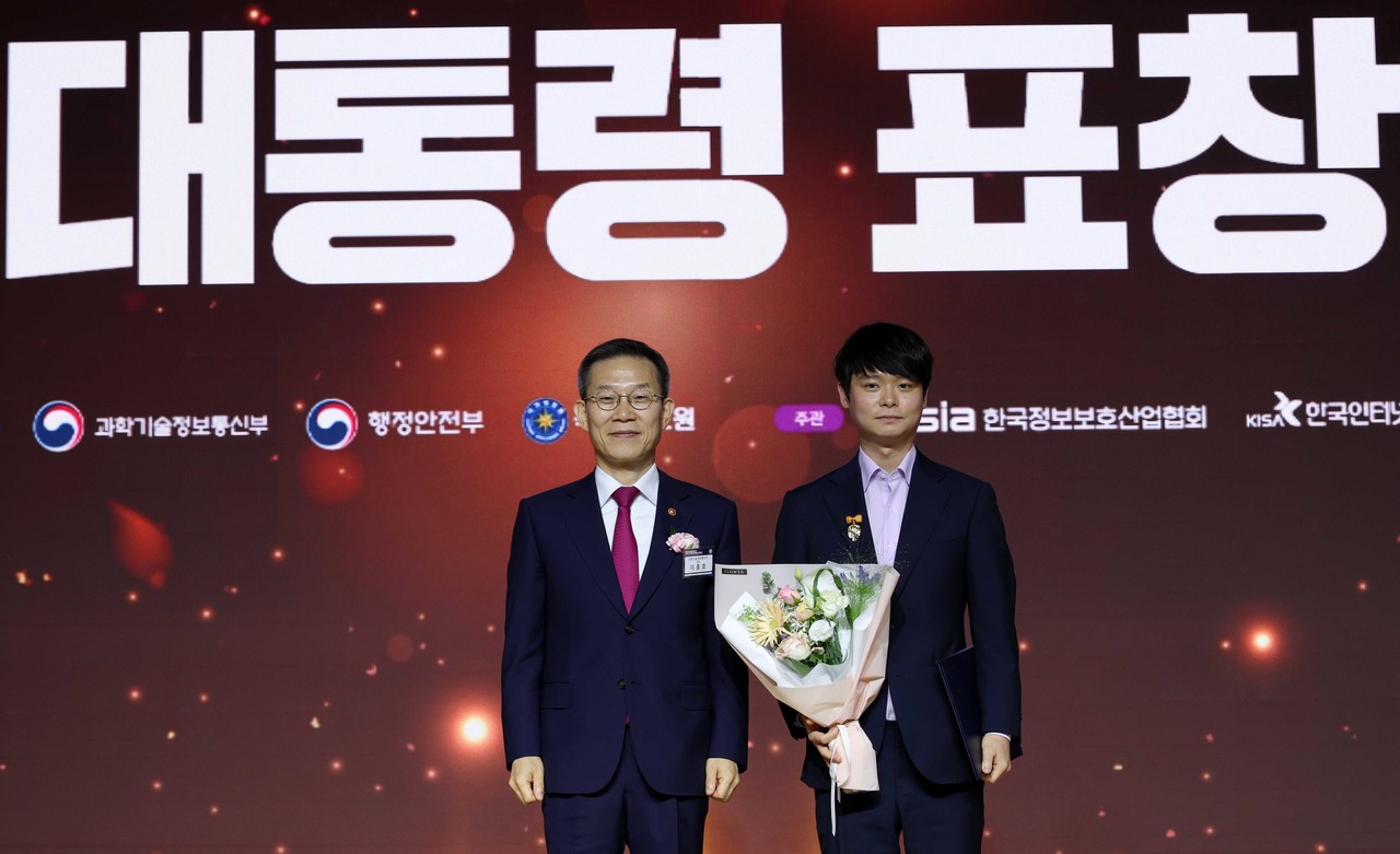 과학기술정보통신부 이종호 장관(왼쪽)과 대통령 표창을 수상한 스틸리언 박찬암 대표가 기념 촬영을 하는 모습.