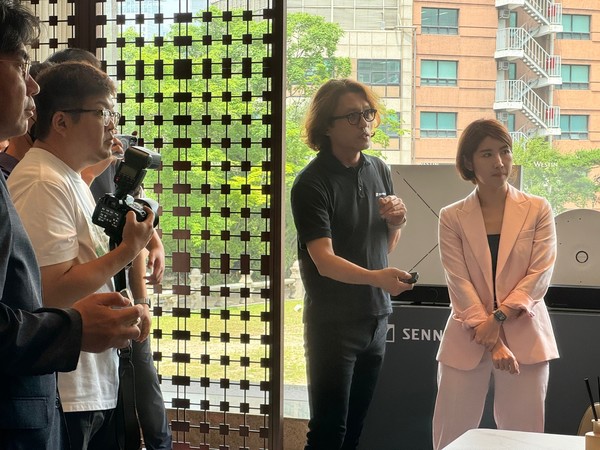 젠하이저 김태한 이사가 TC Bar 모델들의 시연을 진행, 기술적 부분을 설명하고 있는 모습. (사진=나호정 기자)