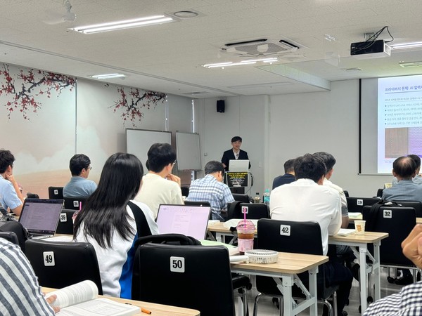 삼성증권 이종욱 연구위원이 발표를 진행하고 있다. (사진=나호정 기자)
