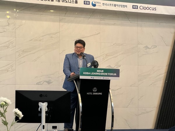 포럼에서 고려대학교 신창환 교수가 ‘AI가 쏘아올린 글로벌 반도체 전쟁’이라는 주제로 강연을 진행하는 모습. (사진=나호정 기자)