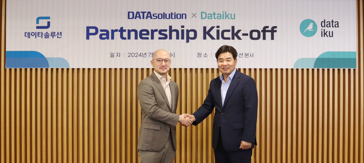 데이타솔루션이 범용 AI 플랫폼 기업 ‘데이터이쿠’와 리셀러 파트너십을 체결했다. (왼쪽부터) 데이터이쿠 아태·일본 지역본부 홍용민 부사장, 데이타솔루션 배복태 대표.