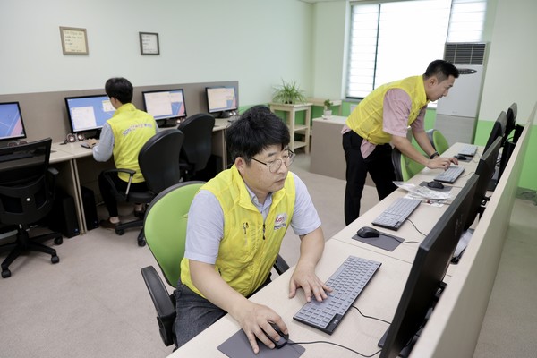 ‘KDN-IT움’의 노후 설비 교체와 다중이용시설의 불법촬영 예방점검을 진행하는 모습.