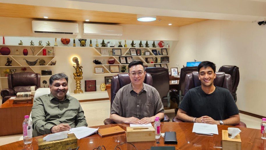 (왼쪽부터) 반카이 그룹 반킴 브람밧(Bankim Brahmbhatt) 회장, 블룸테크놀로지 이상윤 대표, 반카이 그룹 지부 라즈 브람밧(Zeebu Raj Brahmbhatt) 대표